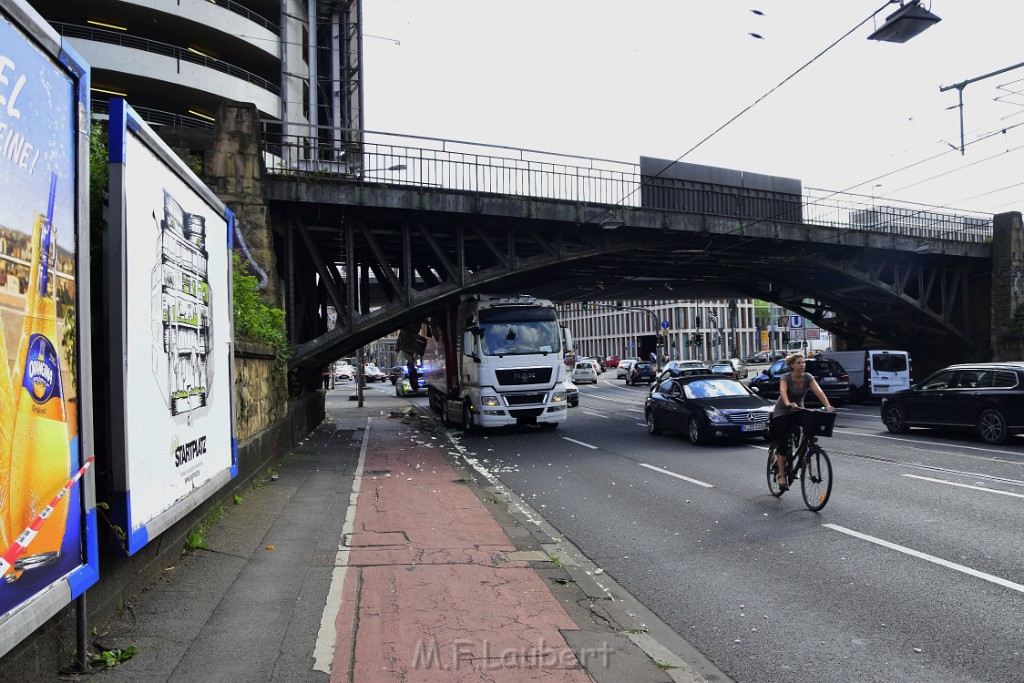 LKW blieb unter Bruecke haengen Koeln Deutz Opladenerstr Deutz Muelheimerstr P011.JPG - Miklos Laubert